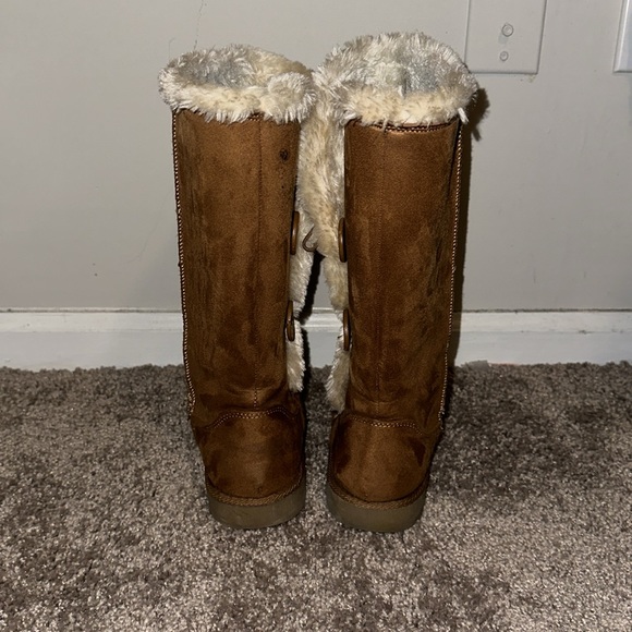 Brown boots with white fur(not real fur)Worn blue ink at top from jeans - Picture 3 of 4